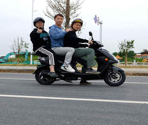 Motocicleta Eléctrica de 1200W y 60V con Batería de Litio, Alcance de 60 km, Cuadro de Aleación de Aluminio y Ruedas de 14 Pulgadas - Product Image 2