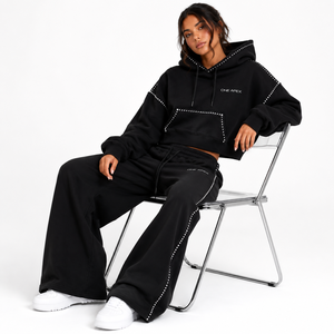 Ensemble de survêtement ONEAPEX SPORTS WEAR pour femme, sweat à capuche court noir avec strass et pantalon de survêtement large en molleton de coton premium pour l'hiver - Product Image 6