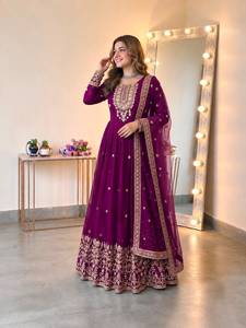 Robe de soirée en georgette avec magnifique broderie et sequins, avec jupe et dupatta en georgette, entièrement cousue, prête à porter. - Product Image 1