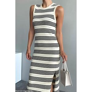 Abito a maglia senza maniche a righe nere e crema da donna - Product Image 2