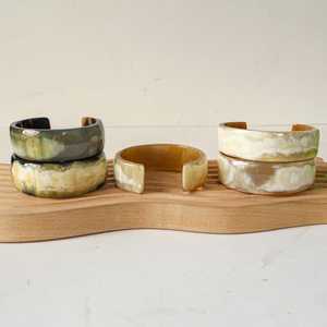 Joyería de Cuerno de Búfalo Personalizada, Brazalete Hecho a Mano con Cuero Natural para Minoristas - Product Image 1