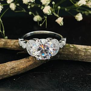 Anillo de Compromiso de Lujo Cristiano Art Deco con Diamante Solitario de Corte Brillante Redondo de 3 Ct, Certificado IGI, en Oro Sólido de 14K - Product Image 4