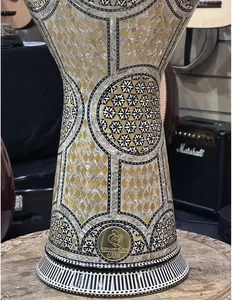 Gawharet El Fan 23cm Sombaty Darbuka Doumbek - Tambor Arqueado Geométrico con Incrustaciones de Perlas Doradas - Product Image 3