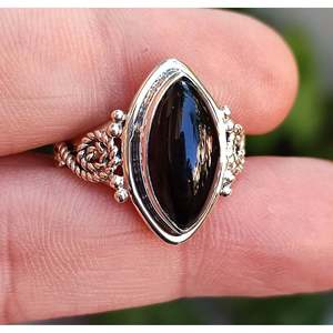 Bague en onyx noir, pierre de naissance, style bohème, en argent sterling, avec sertissage clos, cadeau pour elle - Product Image 2