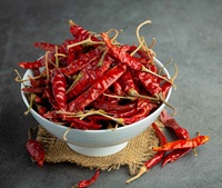 Piments rouges entiers séchés biologiques de qualité supérieure, qualité alimentaire, paquet de 25 kg, fabriqué en Inde, saveur épicée, vente en gros