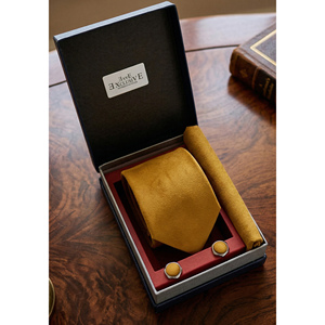 Exve Exclusivo Juego de Pañuelo de Bolsillo y Gemelos Tejidos con Aspecto de Ante Amarillo Mostaza, Duradero, 7 cm de Ancho, con Logotipo Personalizado, en Caja de Regalo de Cuero PU - Product Image 1