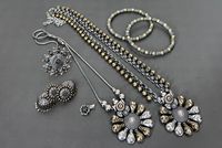 Ensemble de collier double ton de qualité supérieure avec pendentif chaîne assorti, Jhumkas, bague, nez et bracelets parfaits pour les festivals