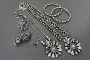 Ensemble de collier double ton de qualité supérieure avec pendentif chaîne assorti, Jhumkas, bague, nez et bracelets parfaits pour les festivals - Product Image 4