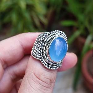 Anillo de Plata de Ley 925 Hecho a Mano por Diseñadores Artesanos, Anillo de Cóctel para Mujer con Calcedonia Natural Ovalada, Estilo Boho, Regalo Perfecto para Él - Product Image 5