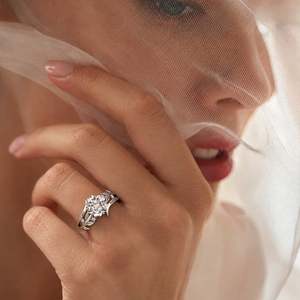 Anillo de Promesa Jeulia con Nombre Personalizado, Diseño de Flor con Diamantes Tallados, para Aniversario - Product Image 6