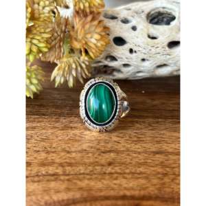 Bague en argent sterling 14 carats avec pierre précieuse en malachite, fabrication Navajo, taille 7,5, pour un usage quotidien - Product Image 1