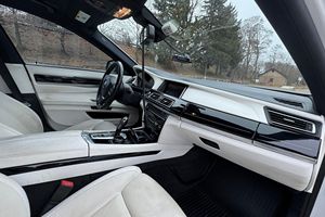 BMW 740Ld xDrive 2015 d'occasion, modèle rare turbodiesel, transmission intégrale, intérieur blanc opale individuel - Product Image 4