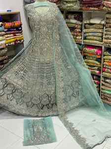 Designer pakistanais Lehenga Choli Broderie à la main lourde Belle et faite à la main Nakshi Dabka Travail avec Dupatta lourd - Product Image 2