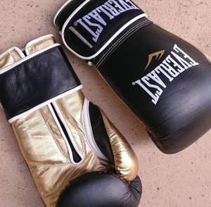 Guantes de Boxeo de Cuero Vacuno de Calidad Profesional con Cierre de Cordones, Molde de Mano de 4 Capas, Hechos a Medida, Universales, Impermeables y con Protección UV - Product Image 6