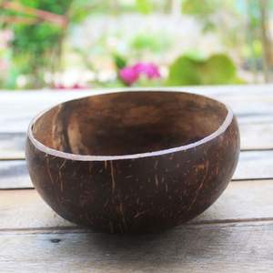 Bols en noix de coco faits à la main avec cuillère en bois poli Bol à salade de fruits naturels écologiques pour les mariages disponibles pour la vente en gros - Product Image 1