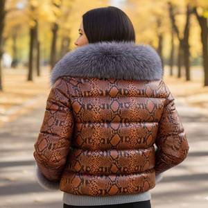 Veste en cuir matelassée à carreaux pour femmes avec fermeture éclair et col en fourrure de renard Vêtements d'extérieur d'hiver - Product Image 4