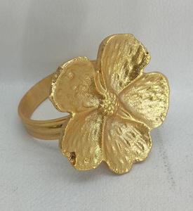 Anneaux de serviette moulés en aluminium doré avec motif de fleur de Lilly Accessoires de décoration de table de fête pour anneaux de porte-serviettes de mariage - Product Image 1