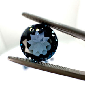 Piedra preciosa suelta de corte redondo de Topacio Azul Londres natural de 9mm para proyectos de joyería - Product Image 1