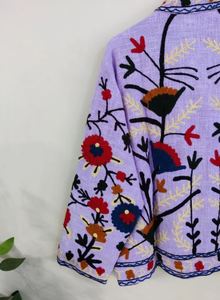 Veste courte d'hiver pour femme en broderie Suzani faite à la main, coupe ajustée, nouveau tissu en polaire d'exportation avec rembourrage en coton - Product Image 5