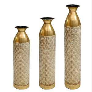 Una elegante maceta de aluminio aporta sofisticación moderna y calidad resistente a la intemperie a la decoración del jardín. - Product Image 3