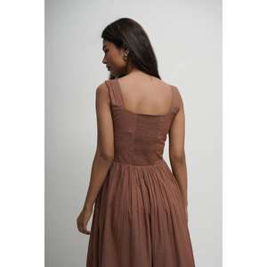 Vestido de verano casual para mujer, sin mangas, largo hasta el suelo, con corsé fruncido, diseño escalonado, cintura natural, ajuste holgado, color liso, corte en A, color marrón - Product Image 4