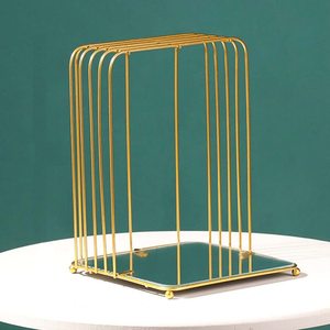Estante de perfume de Metal con diseño de alambre de latón AK en acabado dorado con Base de espejo cuadrado para decoración para sala de estar/Decoración de mesa - Product Image 1