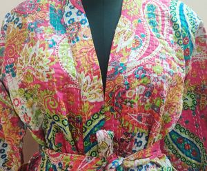 Veste en coton bohème Kantha pour femmes, veste d'hiver patchwork avec imprimé bohème, fabriquée à la main en Inde - Product Image 2