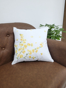 ปลอกโซฟาผ้าลินินสีขาวทรงสี่เหลี่ยมหมอนอิงปักลายดอกไม้สีเหลืองด้วยความร้อน - Product Image 3