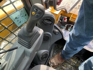 รถตักล้อยาง CAT 246D3 มือสอง ปี 2021 เครื่องยนต์ดีเซล รถตักขนาดเล็กสำหรับงานก่อสร้าง ฟาร์ม และขนย้ายวัสดุ รถตักแคตเตอร์พิลลาร์ 246D มือสอง - Product Image 6