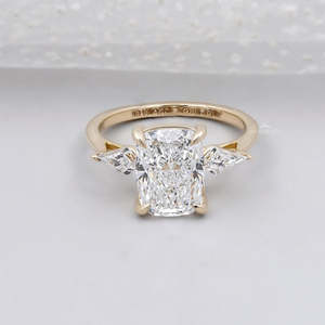 Anillo de Diamantes con Corte Cojín de 3 Piedras y Piedras Laterales en Forma de Cometa, Certificado por IGI, en Oro Amarillo - Product Image 2