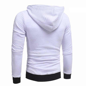 Sweat-shirt à capuche pour homme en tricot gaufré blanc, coupe ajustée, manches longues, décontracté, avec bordure noire et poche zippée, fabriqué au Pakistan - Product Image 2