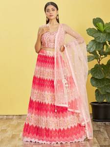 Ilumina tus celebraciones con un impresionante conjunto de Lehenga Choli rosa para ocasiones festivas, con bordado Zari y trabajo de espejos, de secado rápido. - Product Image 2