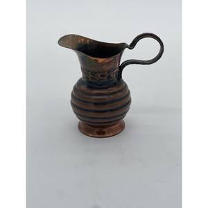 Jarra de cobre metálico que aporta elegancia atemporal a cualquier cocina, combinando la artesanía de los tiempos antiguos con beneficios para la salud modernos. - Product Image 1