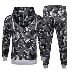Sudadera con capucha y pantalones de chándal con cremallera y manga larga con estampado de camuflaje para hombre personalizado, conjuntos atléticos para gimnasio, entrenamiento, chándales con estampado de camuflaje para hombre - Product Image 2