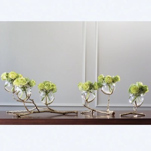 Jarrón de flores con acabado dorado y diseño de tronco de árbol, ideal para interiores inspirados en la naturaleza y Decoración de mesa hecha a mano de La India - Product Image 4
