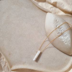 Vente en gros de baril de howlite naturelle sculptée pendentif en argent sterling 925 plaqué or fait à la main bijoux de charme en pierres précieuses pour femmes en vrac - Product Image 1