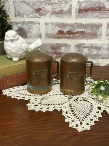 Ensemble de salière poivrée en laiton de luxe avec aspect royal et qualité durable, parfait pour les occasions spéciales et les repas de fête - Product Image 2