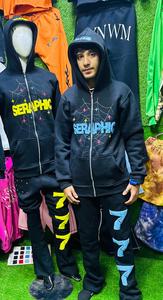 Sweat à capuche zippé et logo évasé est la sérigraphie ou l'impression bouffante et le logo de la capuche est le travail de logo en caoutchouc effectué par Tansy Industry - Product Image 6