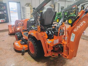 Tracteur compact Kubota BX25D 4WD légèrement utilisé avec chargeur frontal et pelle arrière, fabriqué aux États-Unis, livraison rapide, en stock, prêt à être expédié - Product Image 3