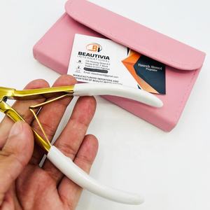 Alicates de microcuentas curvadas con logotipo personalizado, herramientas de extensión de cabello de acero inoxidable con plasma dorado y agarre blanco en el mango - Product Image 2