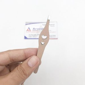 ที่คีบคิ้วพิมพ์ลายหัวใจทำจากสเตนเลสแหนบถอนขนคิ้วแบบเอียงเคลือบครีมสำหรับกำจัดขน - Product Image 2