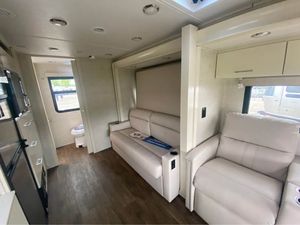 Camping-car de luxe Tiffin Motorhomes Wayfarer 2021, blanc, norme d'émission Euro 5, capacité 4-6 personnes, expérience de camping optimale. - Product Image 2