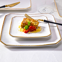 Services de table royaux durables peints à la main en porcelaine de qualité supérieure avec bordure dorée, assiettes et tasses blanches, compatibles lave-vaisselle pour usage commercial