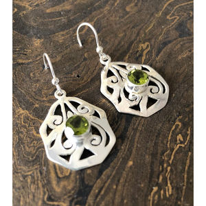 Boucles d'oreilles en or 14 carats avec péridot et diamant, 4,4 grammes, styles pendantes et clous, forme hexagonale tendance, sertissage clos pour fiançailles - Product Image 1