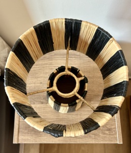 Lámpara de noche de rafia marroquí ecológica hecha a mano para dormitorios, salas de estar o decoración del hogar con base de bombilla E26 - Product Image 3