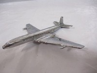 Modèle d'avion en aluminium de style Art déco vintage, objet de collection rétro pour présentation sur table