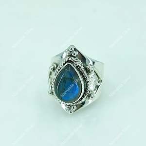Anillo de Labradorita en Plata de Ley 925, Joyería Artesanal Única, Gema Natural en Forma de Pera, Joyería de Labradorita - Product Image 1