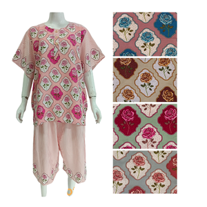 Pijama elegante de rayón de dos piezas para mujer, ropa de descanso relajada con patrón floral informal para el hogar y la ropa de dormir - Product Image 1