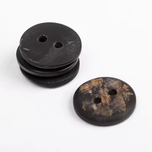 Boutons en cuir de corne de vache et de buffle naturels, design à 2 à 4 trous, technique polie, avec des cornes de bœuf - Product Image 1