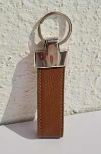 Porte-clés en cuir PU de style classique fait à la main avec porte-clés en acier inoxydable et argent - Product Image 3